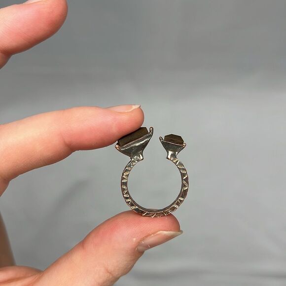 Vintage Geometrical Ring with Two Triangles - Picture 4 of 6
